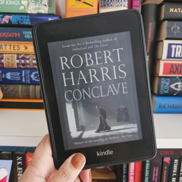 #resenhabenditoslivros Conclave 

Sabe aquele livro que te pega de surpresa, porque você não esperava nada, e ele entrega muito? Pois essa foi a minha sensação com Conclave, de Robert Harris.

A história é simples : o papa morreu, e o conclave é convocado para que um novo pontífice seja eleito. A história nos leva pelos rituais, trâmites, votação, e finalmente, a escolha final, tudo de maneira muito minuciosa, porém direta e interessante.

Mas a gente sabe que essa não é uma simples eleição, e sim a decisão do futuro da Igreja Católica no mundo. Há forças maiores por trás, há interesses políticos, sociais e questões pessoais que validam ou invalidam os candidatos, e é nisso que o livro ganha corpo. Para cada candidato, uma reviravolta se apresenta, segredos e intrigas se formam, e nos fazem duvidar de cada um dos envolvidos. 

E o decano responsável pelo salutar andamento desse trâmite está sofrendo, tendo uma crise de fé, o que dá um toque crítico na sua visão sobre o processo. É pelo olhar dele, Decano Lomeli,  que acompanhamos a história, e acho que ele foi um ótimo guia para uma história muito bem desenhada e envolvente.

Eu adorei essa leitura, e recomendo demais. E pra aproveitar melhor a tensão e os detalhes da narrativa, melhor deixar o filme pra depois viu?  #ficaadica 

Quem já viu ou leu? Bora conversar !
