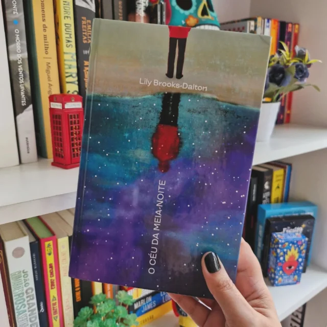 Abandonar ou pausar leituras, eis a questão.

Nem todo livro precisa ser abandonado de vez.
Às vezes a leitura é boa, interessante, mas não te pega do jeito que você espera. Aí, você desanima, vai empurrando com a barriga, não é?

Quando percebo que o livro tem potencial, prefiro dar um tempo e deixar pra depois. Melhor dar uma pausa agora, do que ler com raiva e não apreciar o que a leitura oferece.

O céu da meia-noite, de Lily Brooks-Dalton, é um livro que tem potencial, na minha opinião. É ficção especulativa sobre um suposto fim do mundo, com dois pontos de vista distintos. Além disso, tem um personagem idoso, fato que eu adoro. 

No entanto, eu percebi que a leitura, embora interessante, estava penosa pra mim esses dias. Então, achei melhor dar uma pausa, e deixar essa leitura pra um momento mais oportuno.

Como escolher entre pausar e abandonar? Acho que quanto mais a gente conhece nossos gostos literários, mais fácil fica a distinção.

Alguém aí também pausa leituras ?